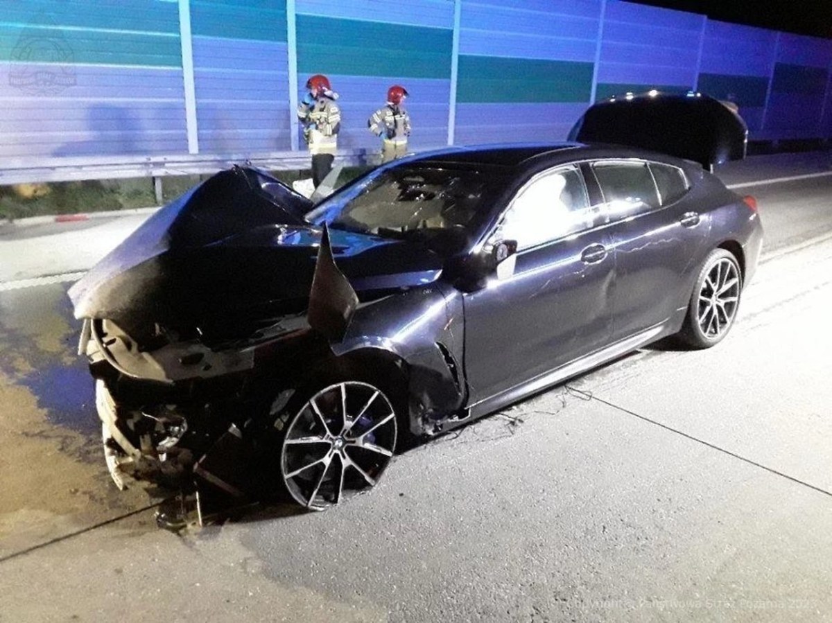 Sebastian M., podejrzany o spowodowanie wypadku na autostradzie A1 w Łódzkiem, w którym zginęła trzyosobowa rodzina, został zatrzymany na terenie Zjednoczonych Emiratów Arabskich. Informację przekazała policja. Zatrzymanie odbyło się we współpracy z polskimi funkcjonariuszami. Podejrzany w najbliższym czasie trafi do Polski i zostanie przekazany do dyspozycji prokuratury - informuje policja na platformie X. Wiadomo, że mężczyzna próbował się ukrywać. Zmieniał m.in. miejsca zamieszkania.