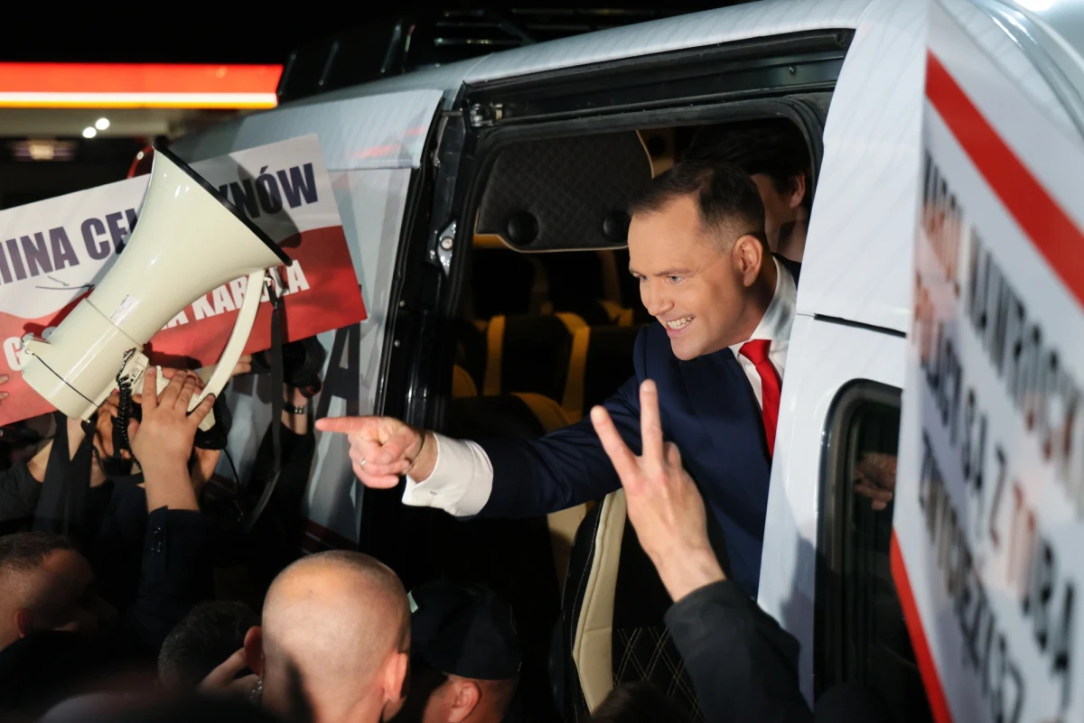 Niespodziewany gest Karola Nawrockiego od kilkunastu godzin rozgrzewa polski internet. Podczas piątkowej debaty z Rafałem Trzaskowskim popierany przez PiS kandydat na prezydenta nagle zasłonił dłonią usta i nos, a drugą rękę uniósł w kierunku nosa. Co dokładnie się wtedy wydarzyło? Nawrocki sam skomentował to dziś w rozmowie z Krzysztofem Ziemcem w RMF FM. 