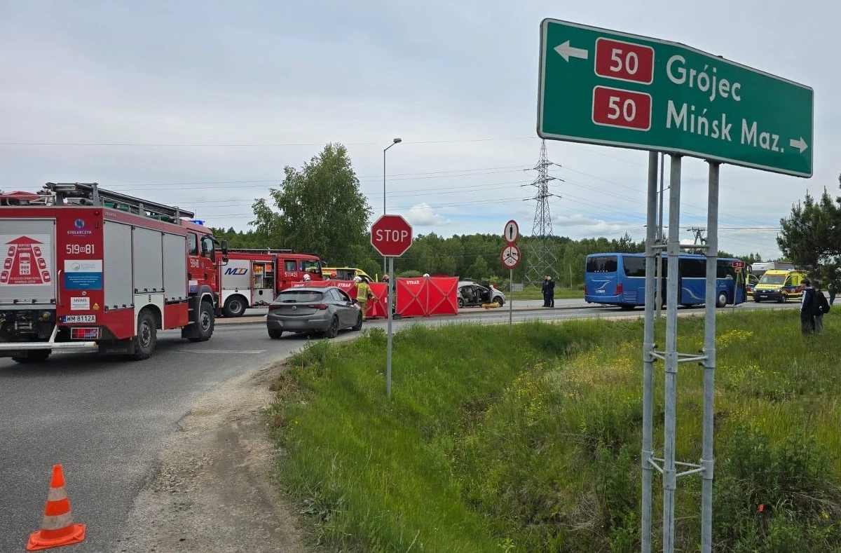 Tragiczny wypadek na drodze krajowej 50b na Mazowszu. W pobliżu miejscowości Stojadła na odcinku Kołbiel – Mińsk Mazowiecki autobus zderzył się z samochodem osobowym. Dwie osoby nie żyją.