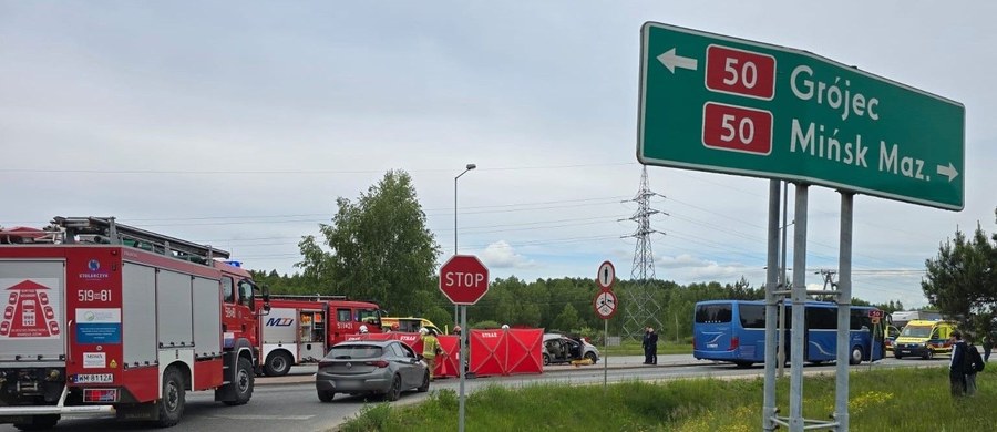 Tragiczny wypadek na drodze krajowej 50b na Mazowszu. W pobliżu miejscowości Stojadła na odcinku Kołbiel – Mińsk Mazowiecki autobus zderzył się z samochodem osobowym. Dwie osoby nie żyją.