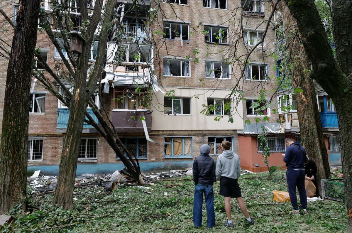 Niespokojna noc w Kijowie. Stolica Ukrainy została zaatakowana przez rosyjskie drony i pociski rakietowe - poinformował burmistrz Witalij Kliczko w mediach społecznościowych. Rannych jest co najmniej 14 osób. Był to jeden z największych jak dotąd ataków na ukraińską stolicę - poinformowała administracja wojskowa Kijowa na Telegramie.