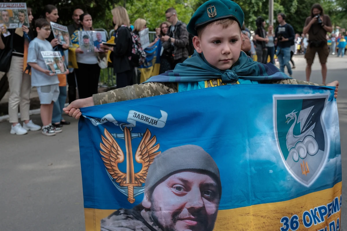 Ukraina i Rosja dokonały w sobotę kolejnej wymiany jeńców wojennych. Jak poinformował prezydent Ukrainy Wołodymyr Zełenski, do kraju, w ramach porozumienia o wymianie 1000 na 1000, powróciło 307 jeńców.