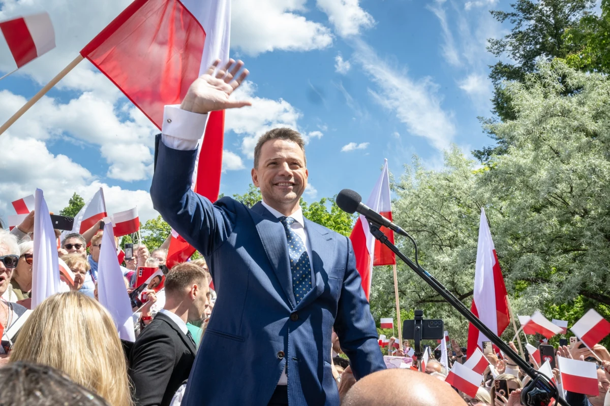 Rafał Trzaskowski zareagował na zaproszenie Karola Nawrockiego, który w sobotę na antenie radia RMF FM zapowiedział, że chce zaprosić kandydata KO na prezydenta, aby wspólnie z nim zrobił sobie test na obecność nielegalnych substancji w organizmie. "Niech pan Karol się tłumaczy" - powiedział Trzaskowski.