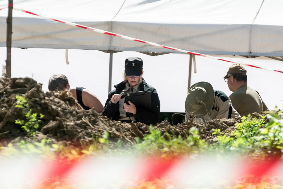 Poszukiwania ofiar ukraińskich nacjonalistów w nieistniejącej już wsi Puźniki mają być kontynuowane – przekazała w rozmowie z PAP Alina Charłamowa z ukraińskiej fundacji Wołyńskie Starożytności. Ekspertka wskazała, że w Puźnikach najprawdopodobniej jest jeszcze jedna zbiorowa mogiła, a do ukraińskich władz ma zostać skierowana prośba o możliwość kontynuowania prac. Prof. Andrzej Ossowski z Pomorskiego Uniwersytetu Medycznego opowiedział, na co konkretnie natknęli się naukowcy, odkopując masowy grób Polaków.