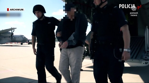 Podejrzany o spowodowanie śmiertelnego wypadku na autostradzie A1 - w którym zginęła 3-osobowa rodzina - jest w rękach policji ze Zjednoczonych Emiratów Arabskich. 34-latek wkrótce ma zostać wydany polskiej prokuraturze. W kraju czeka go proces i groźba kary do 8 lat więzienia choć niewykluczone, że zarzuty zostaną rozszerzone.Materiał dla "Wydarzeń" przygotowała Daria Sieńkowska-Knap.
