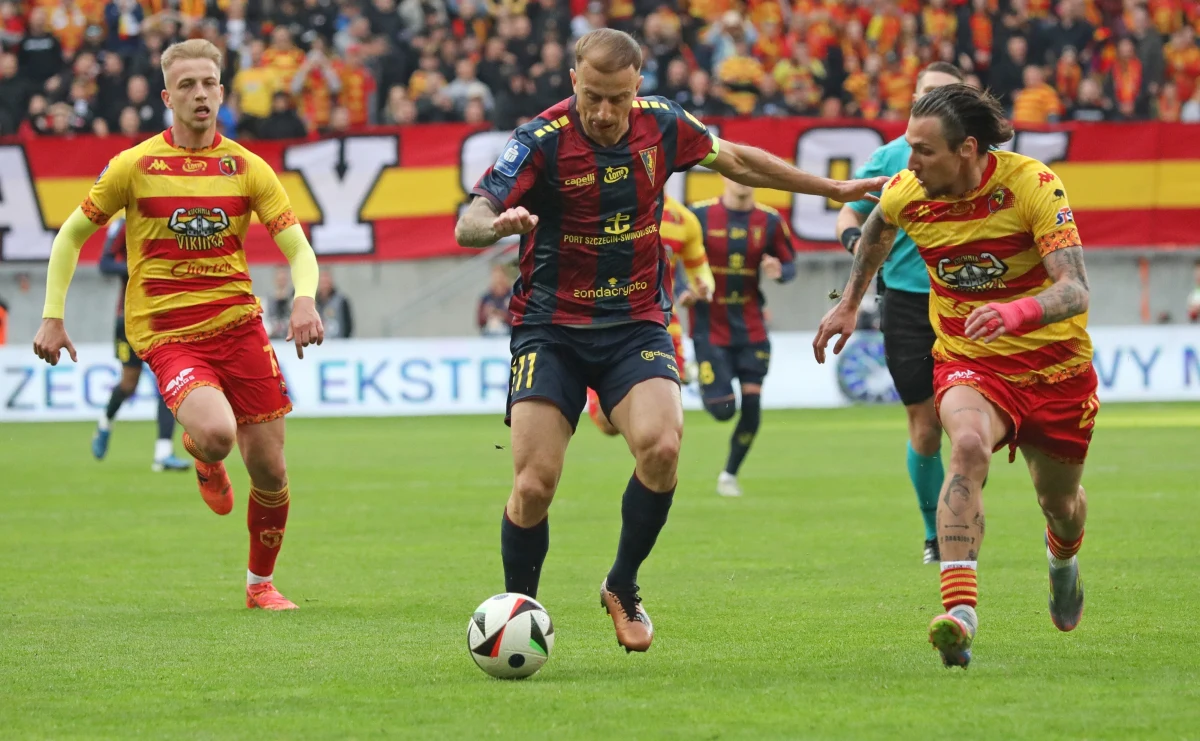 Ostatnia kolejka Ekstraklasy nie przyniosła rewolucji na dwóch czołowych miejscach. Lech Poznań dowiózł do mety prowadzenie w tabeli po tym jak pokonał 1:0 Piasta Gliwice. Było w tym trochę szczęścia, ale jak mówią: szczęście sprzyja lepszym. Wicemistrzem Polski Raków Częstochowa, a podium uzupełniła Jagiellonia Białystok. 