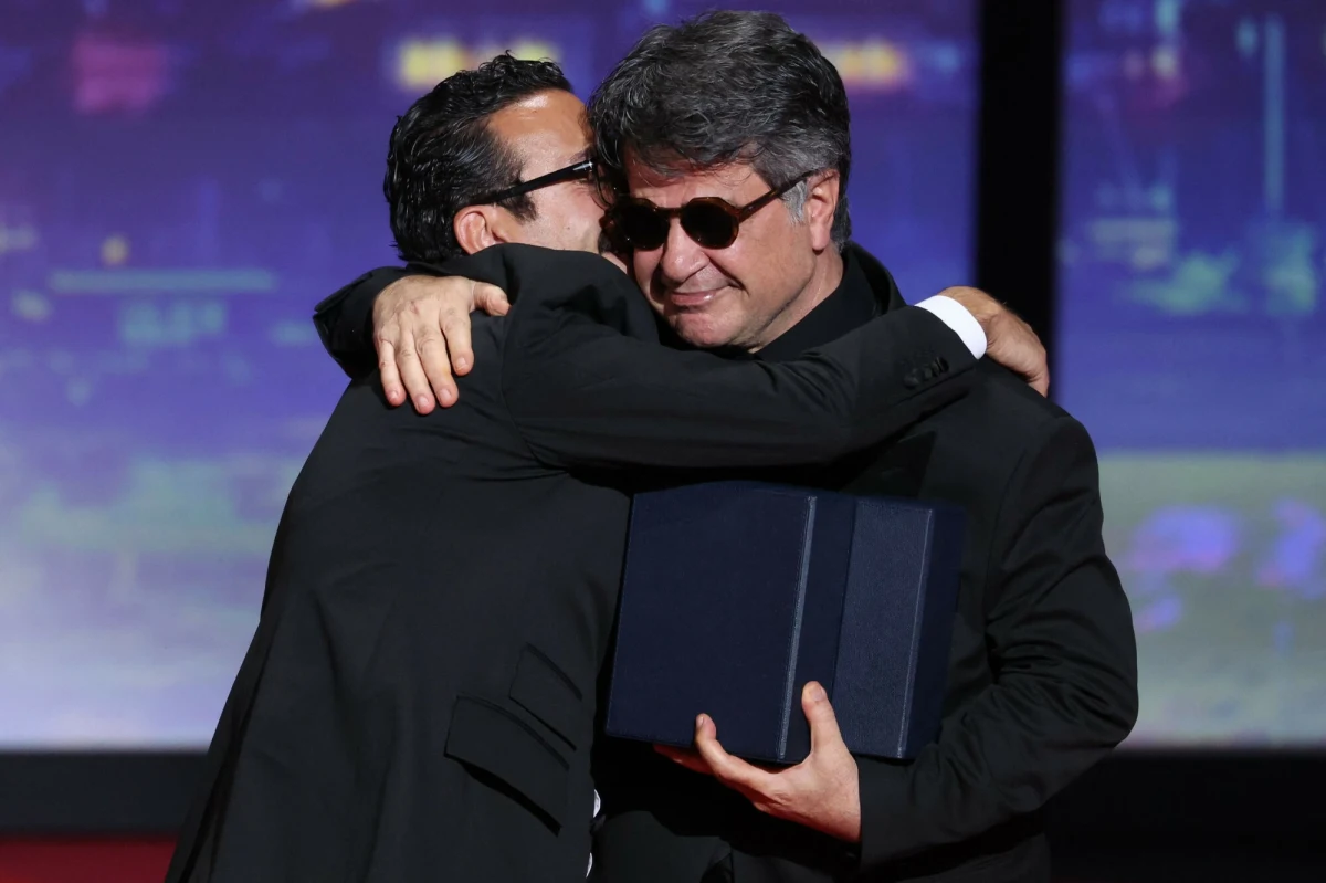 "Un simple accident" Jafara Panahiego otrzymał Złotą Palmę dla najlepszego filmu podczas gali zamknięcia 78. festiwalu w Cannes. Reżyser zaapelował ze sceny do Irańczyków, by odłożyli na bok wszystkie różnice. Jak podkreślił, najważniejsza w tej chwili jest wolność ich kraju.