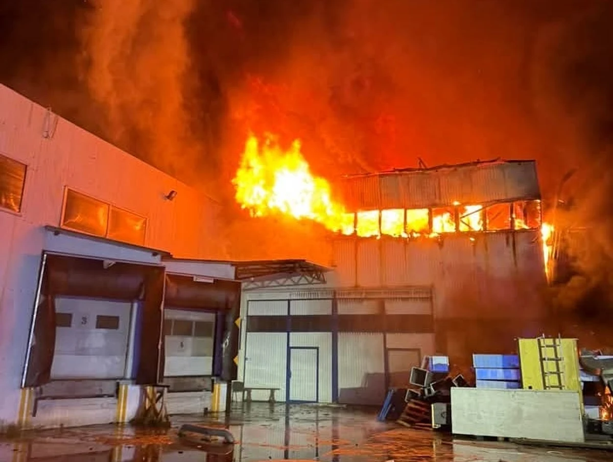 Pożar hali magazynowej w miejscowości Kawęczyn (woj. mazowieckie). W halach składowane były głównie materiały plastikowe. Ogień został opanowany. Nie ma informacji o poszkodowanych. 