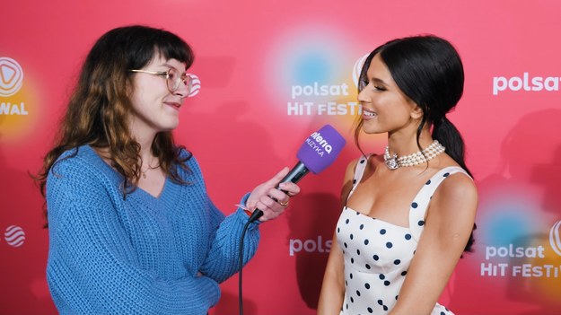 „To są takie piosenki, których nie wypada zmieniać, bo same w sobie są magiczne” – opowiada Roxie Węgiel o swoich występie podczas Polsat Hit Festiwalu.