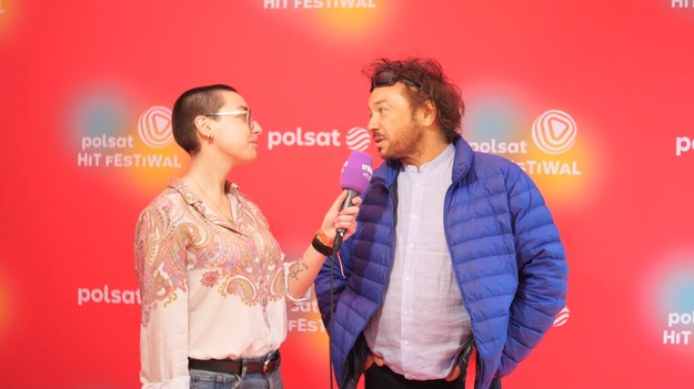 „Miło i z szacunkiem” – Mietek Szcześniak podczas Polsat Hit Festiwalu zdradza kulisy nagrania duetu „Dumka na dwa serca” z Edytą Górniak.