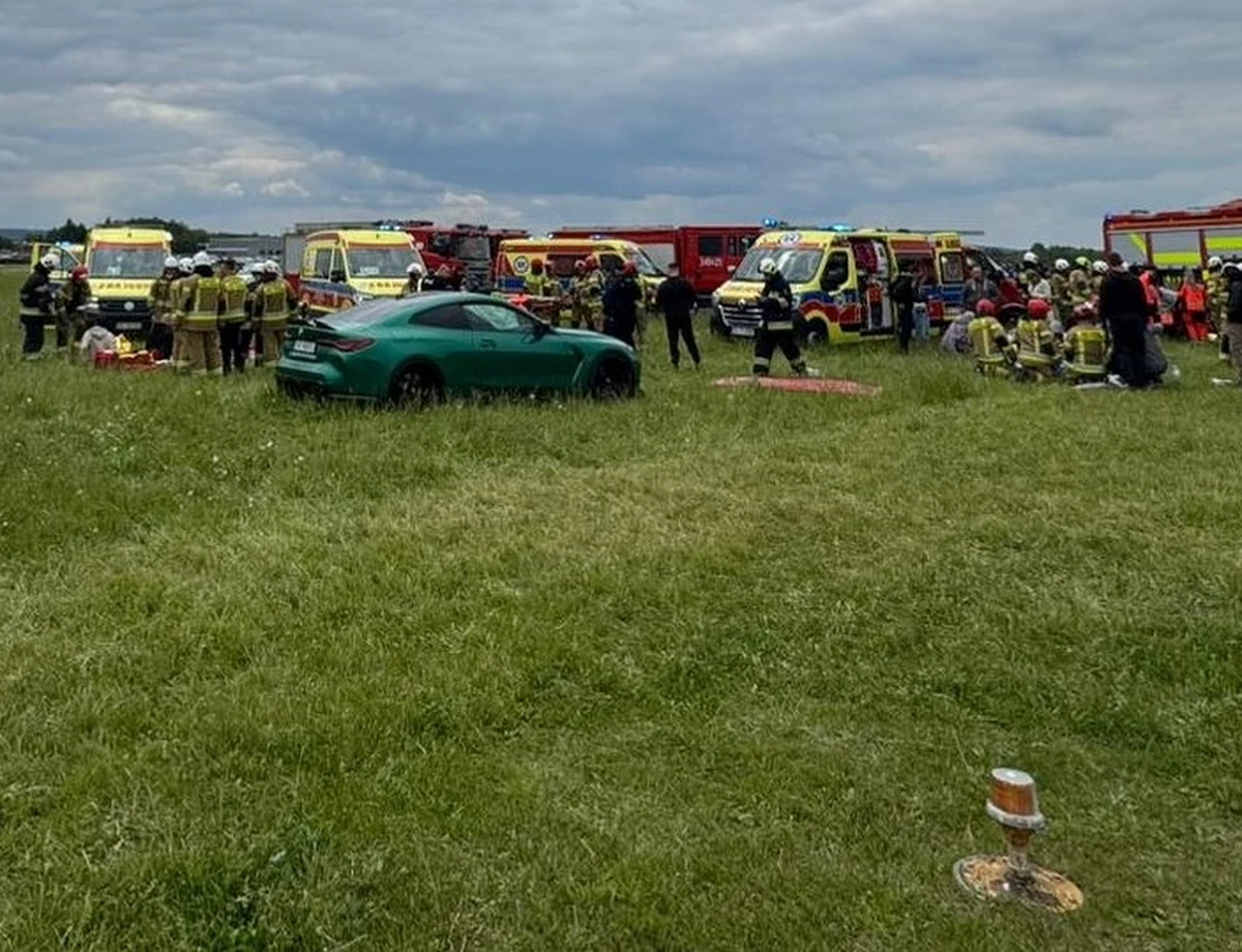 Wypadek w czasie imprezy motoryzacyjnej na lotnisku w Krośnie (woj. podkarpackie). Samochód wjechał tam w tłum widzów. Są ranni, wśród nich dziecko. 
