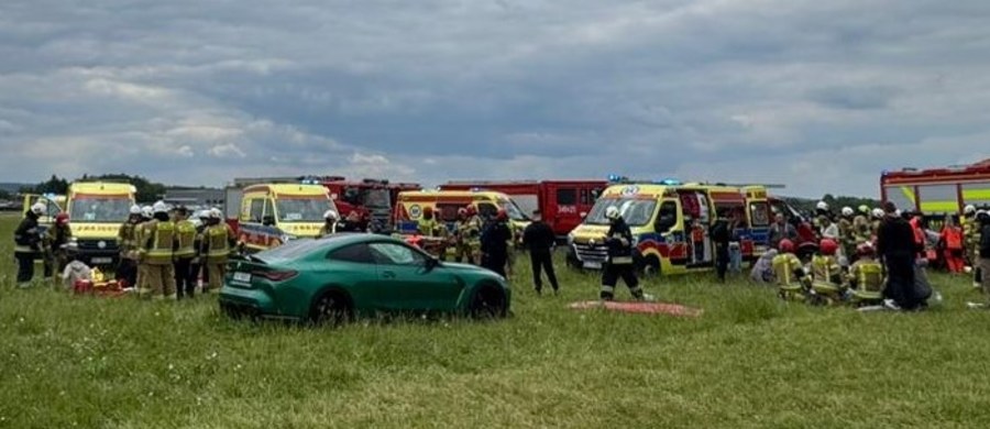 Wypadek w czasie imprezy motoryzacyjnej na lotnisku w Krośnie (woj. podkarpackie). Samochód wjechał tam w tłum widzów. Są ranni, wśród nich dziecko. 
