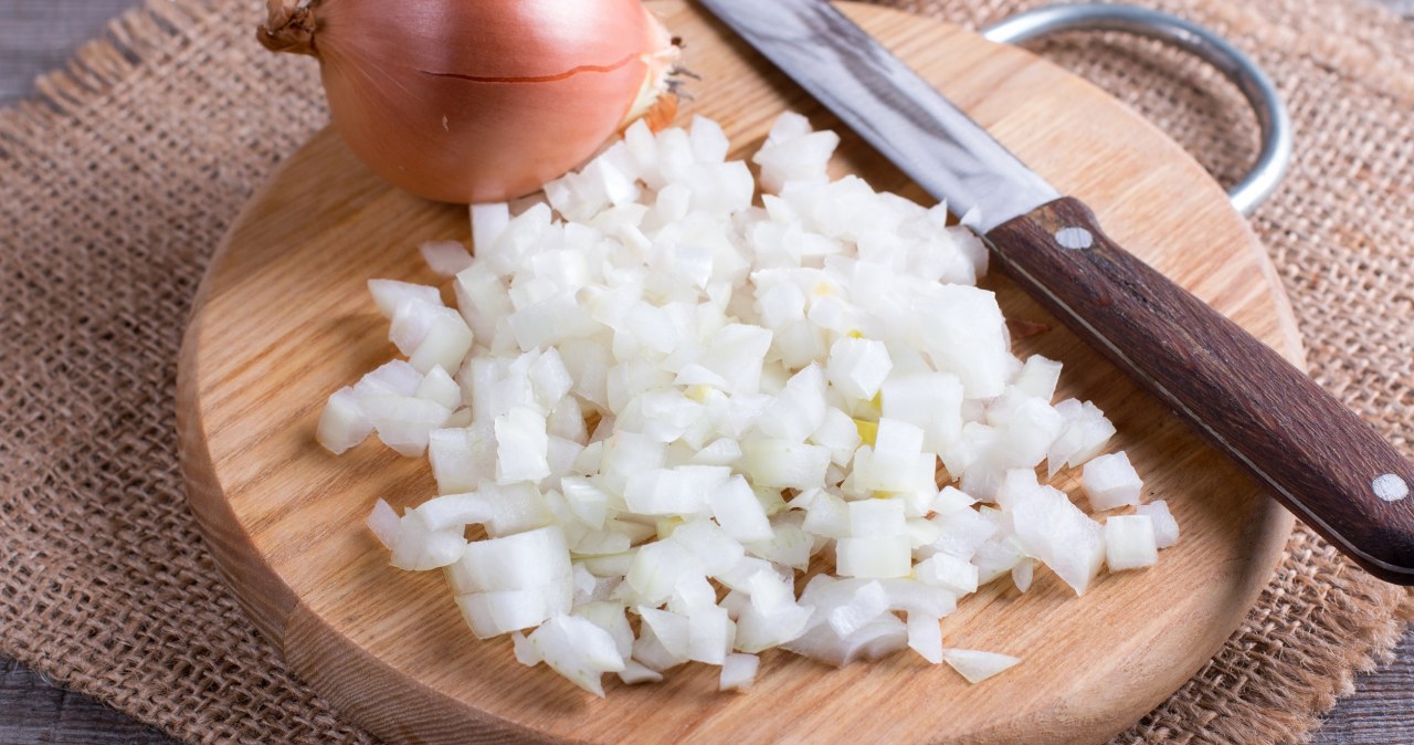 Sekret krojenia cebuli. Co zrobić, by nie płakać podczas gotowania?
