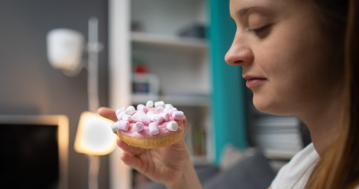 Przed chwilą jadłeś, a już myślisz o czekoladzie lub chipsach? Podjadanie to sygnał od organizmu