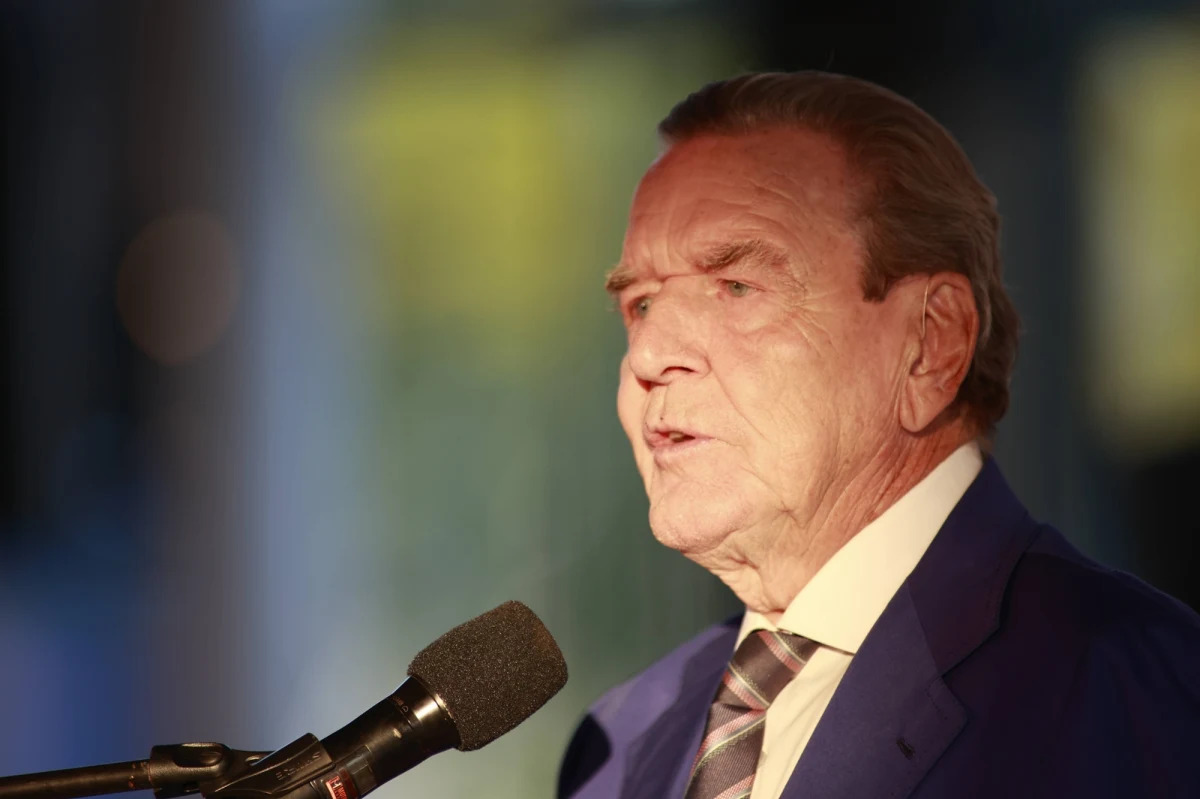 Portfel byłego kanclerza Niemiec Gerharda Schroedera mógł w ostatnim czasie stać się nieco lżejszy. Media naszego zachodniego sąsiada donoszą, że bank Sparkasse Hannover miał zablokować konto polityka dla niektórych płatności przychodzących. Według informacji gazety "Bild" blokada dotyczy przelewów, które prawdopodobnie pochodzą z relacji biznesowych Schroedera z Rosją.