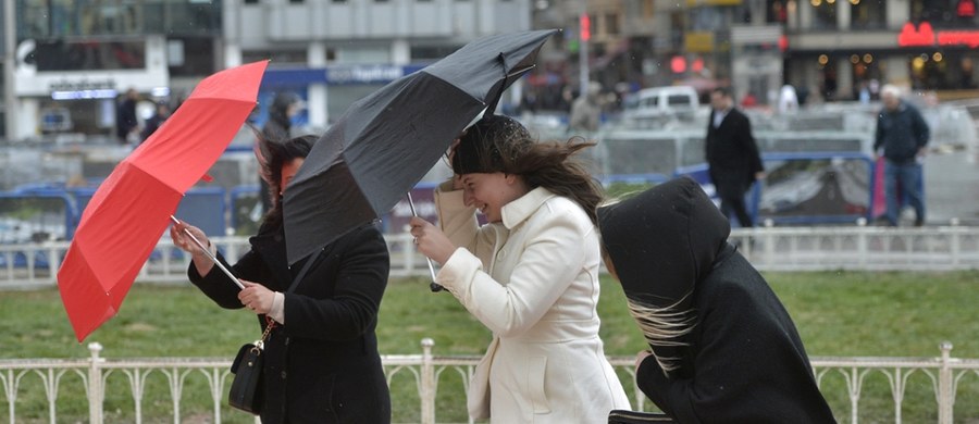 Ostrzeżenie pierwszego stopnia przed burzami, w czasie których lokalnie może wystąpić grad, wydał w poniedziałek o poranku Instytut Meteorologii i Gospodarki Wodnej dla centralnej części kraju - od Pomorza Gdańskiego po Opolszczyznę i Małopolskę. Alert obowiązuje w poniedziałek od godz. 12 do godz. 19. W jednym województwie burzom będą towarzyszyły szczególnie silne opady deszczu oraz porywy wiatru.