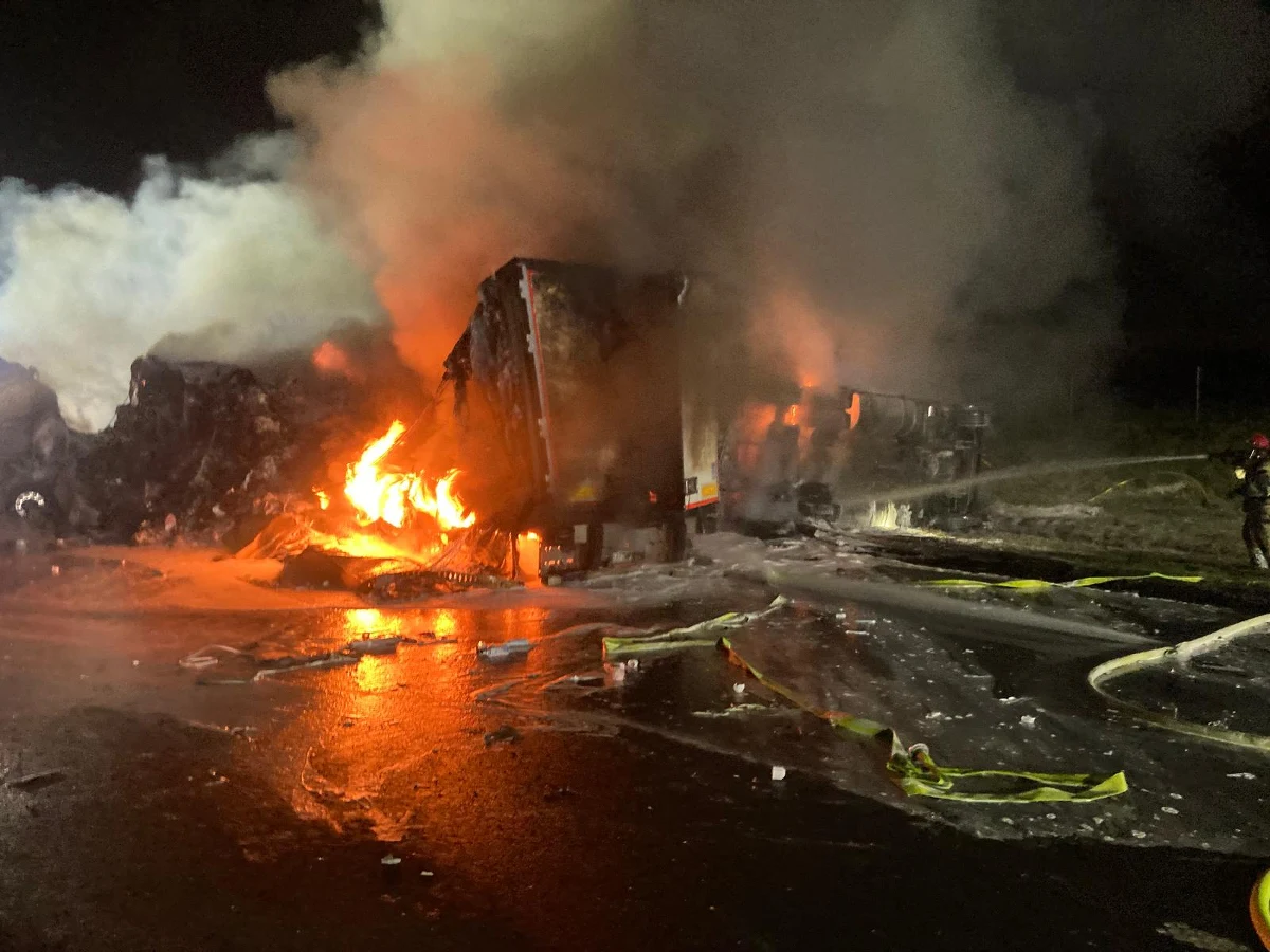 Dwie ciężarówki zderzyły się i zapaliły na A1 w miejscowości Goszyn w Pomorskiem. Pożar udało się opanować. Trzy osoby zostały poszkodowane i przewiezione do szpitala. Droga w kierunku Gdańska była zablokowana.