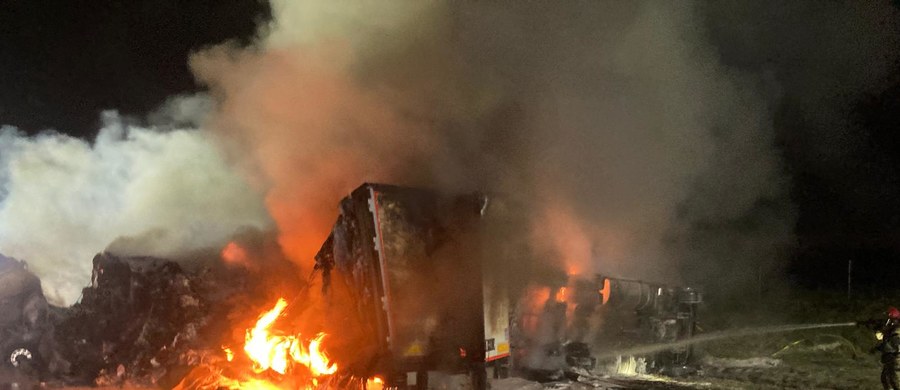 Dwie ciężarówki zderzyły się i zapaliły na A1 w miejscowości Goszyn w Pomorskiem. Pożar udało się opanować. Trzy osoby zostały poszkodowane i przewiezione do szpitala. Droga w kierunku Gdańska była zablokowana.