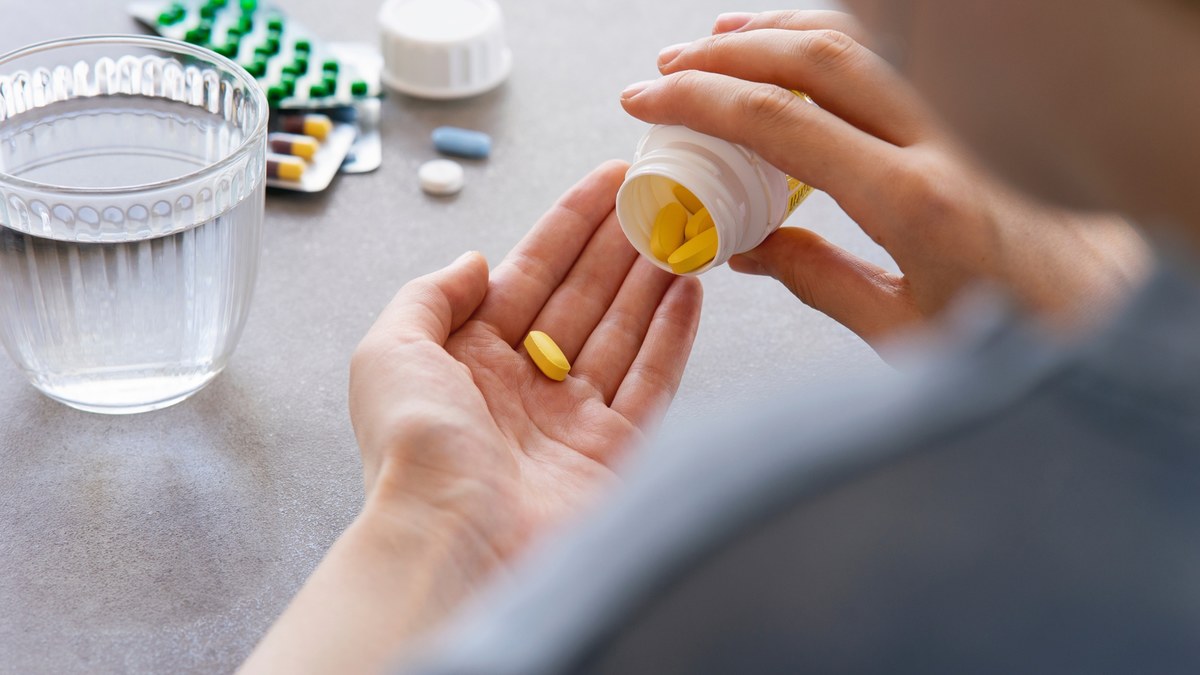 Popularne leki przeciwdepresyjne z grupy inhibitorów zwrotnego wychwytu serotoniny (SSRI) mogą wspomagać układ odpornościowy w zwalczaniu nowotworów - wynika z najnowszych badań opublikowanych w prestiżowym czasopiśmie "Cell". Naukowcy dowiedli, że preparaty te nie tylko poprawiają nastrój, lecz także zwiększają skuteczność limfocytów T w niszczeniu komórek rakowych.
