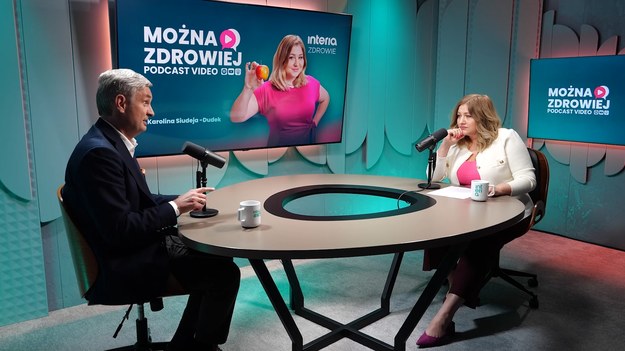 Choć statystycznie żyjemy dłużej niż nasi rodzice i dziadkowie, a postęp medycyny sprawia, że dożycie 100 lat nikogo już nie dziwi, na drodze do długowieczności stoi epidemia otyłości, na którą do 2035 roku ma chorować już co trzeci z nas. Im więcej otyłościolat – czyli lat, które żyjemy z nadmiarową wagą –  tym większe ryzyko poważnych chorób metabolicznych, chorób serca, nowotworów.  


-  U osób z otyłością cukrzyca typu 2, bezdech senny i nadciśnienie są praktycznie pewnie. Osoby chorujące na otyłość prędzej czy później ustawią się w długiej kolejce do lekarzy licznych specjalizacji, a oni będą latami leczyć ich z tego, co tak naprawdę jest tylko powikłaniem otyłości. Gdyby nie otyłość, wielu chorób praktycznie by nie było – przekonuje specjalista leczenia otyłości prof. dr hab. n. med. Paweł Bogdański, lekarz chorób wewnętrznych i hipertensjolog, lipidolog, prezes Polskiego Towarzystwa Leczenia Otyłości. 


Jak działa farmakoterapia? Czy powinna być refundowana? Czy każdy może ją stosować? I czy już niebawem choroba otyłościowa przejdzie do historii? Zapraszamy do obejrzenia i posłuchania kolejnego odcinka podcastu "Można zdrowiej".