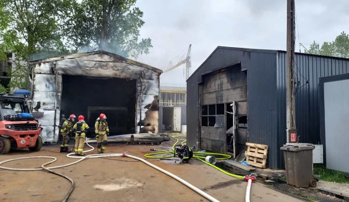 "​Dym jest widoczny z wielu kilometrów w okolicy obwodnicy Trójmiasta" - relacjonował o godz. 9:00 Stanisław Pawłowski, reporter RMF FM. W Pruszczu Gdańskim spłonął magazyn lakierni. Nie ma osób poszkodowanych.
