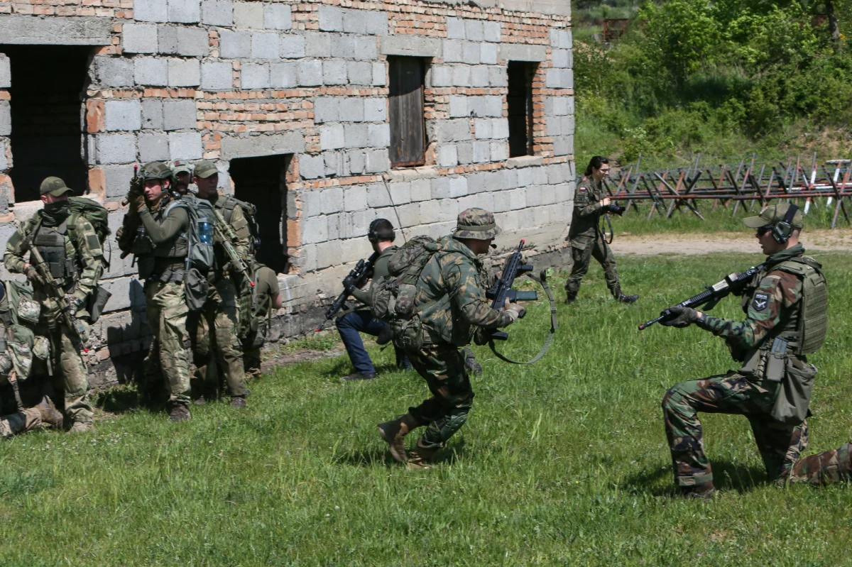 Śledztwo w sprawie narażenia człowieka na bezpośrednie niebezpieczeństwo utraty życia lub zdrowia wszczęła Żandarmeria Wojskowa po trzech incydentach związanych z uszkodzeniem cywilnych domów pociskami karabinowymi w miejscowości Augustowo na Podlasiu. Najprawdopodobniej w budynki trafiły pociski wystrzelone podczas wojskowego szkolenia na strzelnicy. 