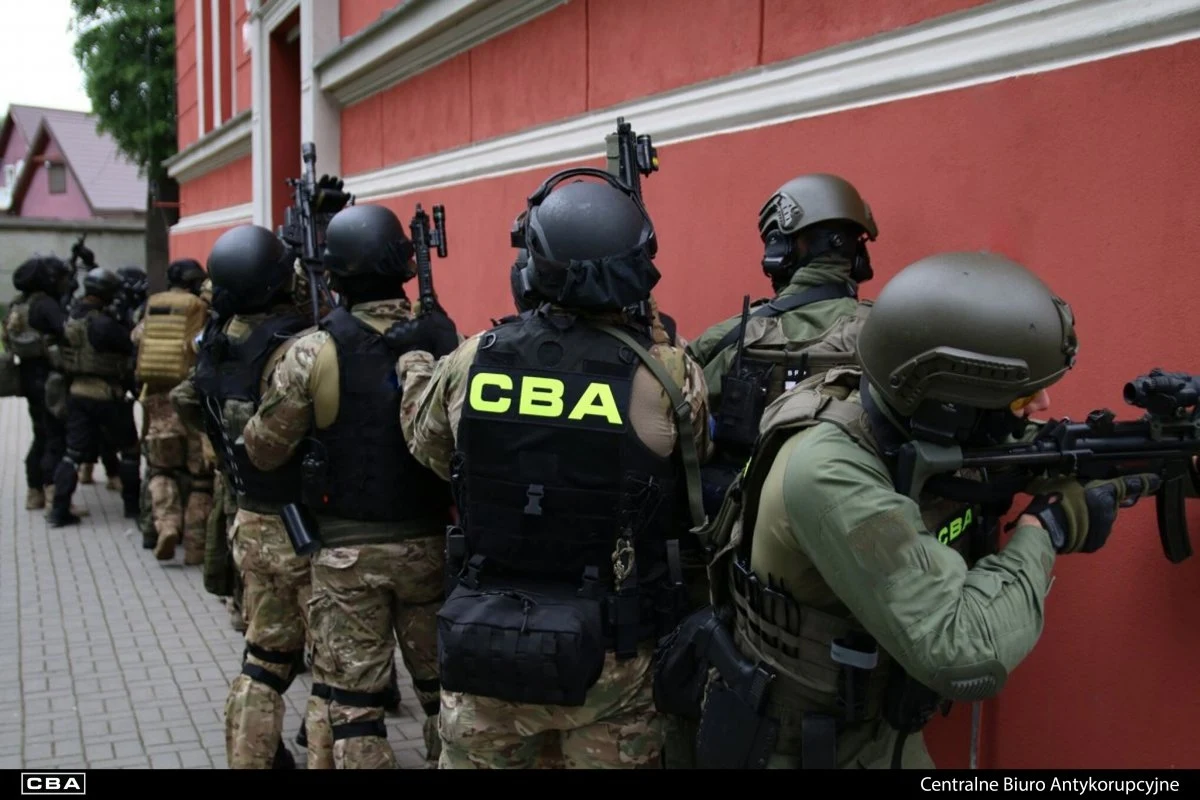 Pięć osób zatrzymali funkcjonariusze Centralnego Biura Antykorupcyjnego w związku ze śledztwem w sprawie korupcji i powoływania się na wpływy. Wśród nich są obecny i były inspektor Wojewódzkiego Inspektoratu Ochrony Środowiska w Zielonej Górze. 