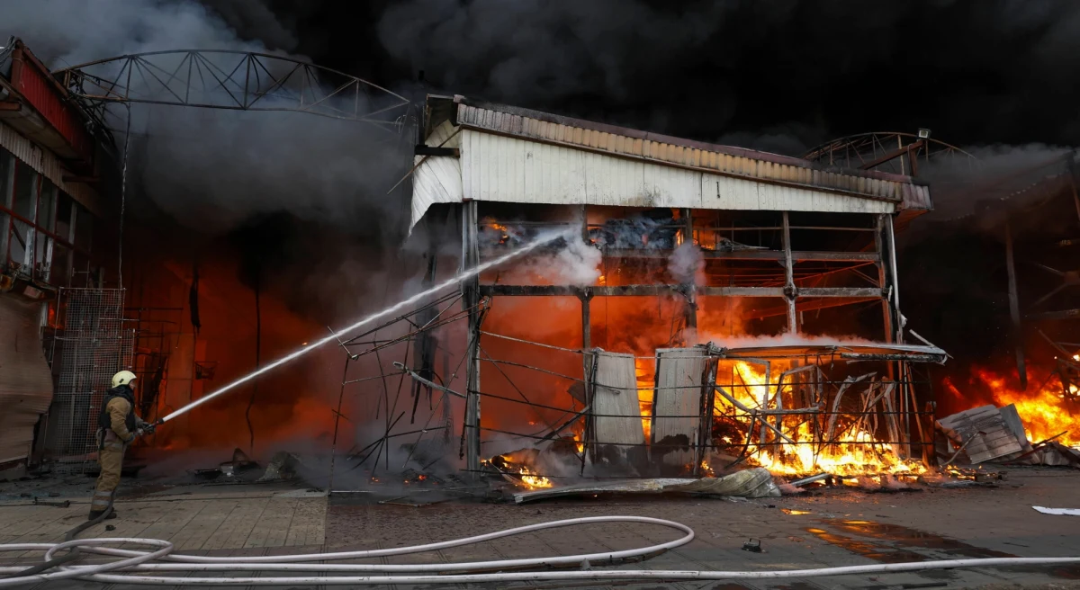 Rosjanie przeprowadzili minionej nocy największy atak powietrzny na terytorium Ukrainy w trakcie trwającej już ponad trzy lata pełnoskalowej wojnie - poinformowały w poniedziałek rano Siły Powietrzne Ukrainy. Siły rosyjskie wystrzeliły na sąsiednie terytorium aż 355 dronów i 9 pocisków manewrujących.