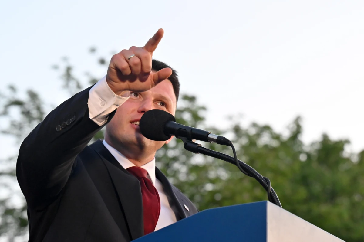 "Adam Bielan próbuje mnie szantażować moralnie, twierdząc, że to ja będę odpowiedzialny za ewentualną wygraną Trzaskowskiego. Bzdura. Nie ja wam wybierałem kandydata, nie ja mu prowadziłem kampanię, nie ja zbudowałem mu wizerunek niezbyt lotnego osiłka, nie ja kręciłem i zmieniałem wersję w sprawie kawalerki" - napisał w poniedziałek lider Konfederacji Sławomir Mentzen, komentując sugestie Adama Bielana należącego do sztabu PiS, który zasugerował, że działania Mentzena wpierają Rafała Trzaskowskiego w wyścigu o prezydenturę. 