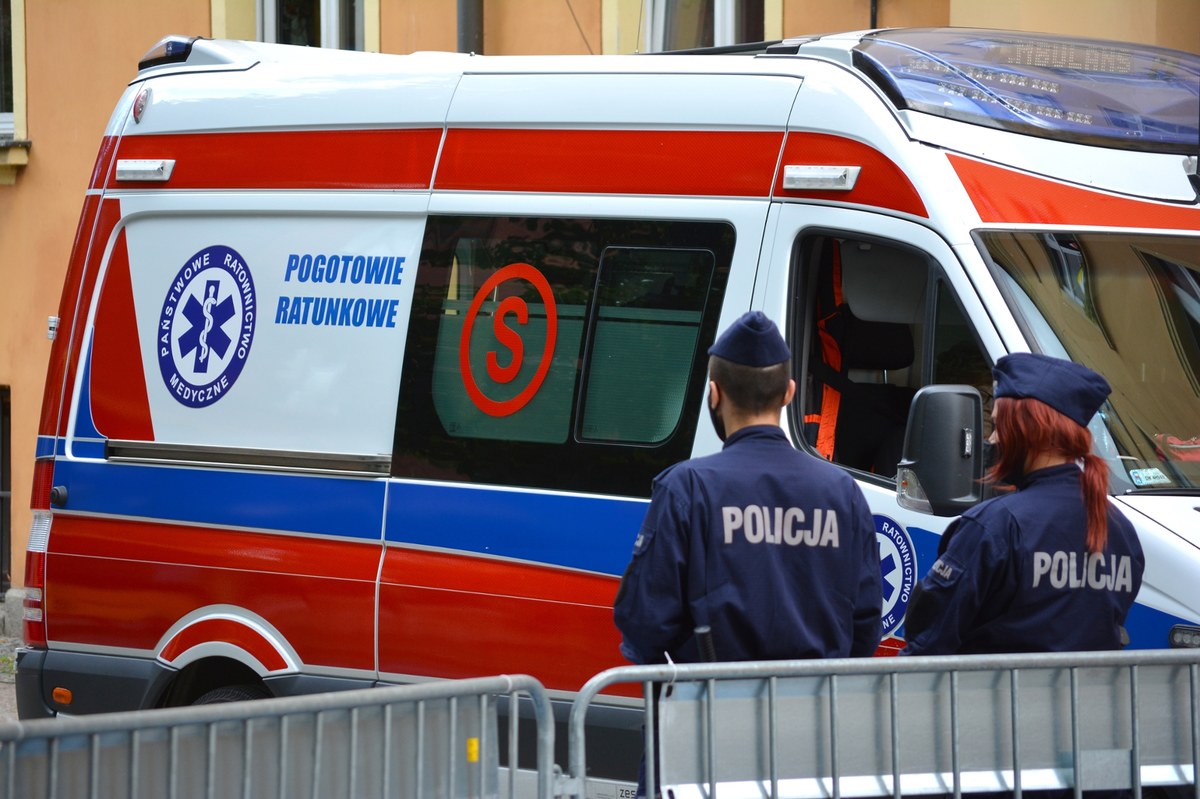Kopała i wyzywała. Zarzuty dla 35-latki za atak na ratowników