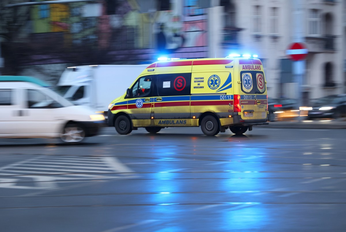 Karetka pędziła na sygnale, kierowca nie ustąpił pierwszeństwa