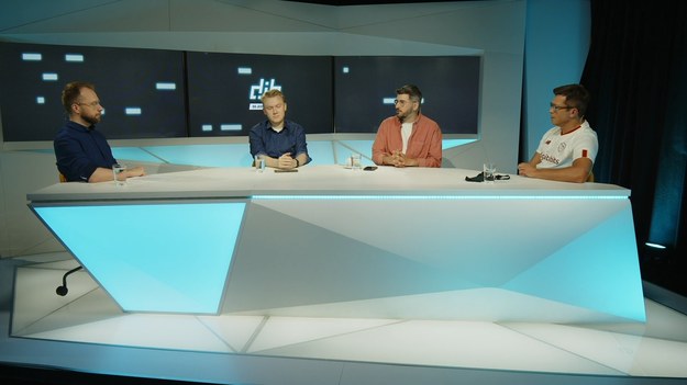 "Do jednej bramki" NA ŻYWO w każdy poniedziałek o godz. 12.00 w Interii oraz na  Polsat BOX Go .
W tekście zawarto link serwisu partnerskiego.

