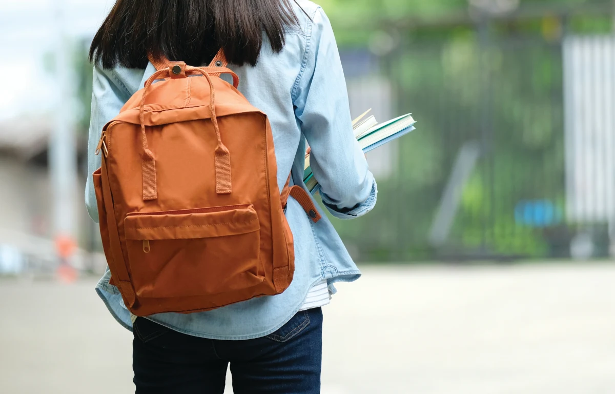 Do aresztu trafił 21-latek, który w okolicach Ostrowi Mazowieckiej usiłował zgwałcić 13-letnią dziewczynkę. Młody mężczyzna zaledwie miesiąc wcześniej został skazany za przestępstwa seksualne, między innymi za skrzywdzenie 9-latki, na 2 lata więzienia. Ponieważ wyrok jeszcze się nie uprawomocnił, sprawca był na wolności.