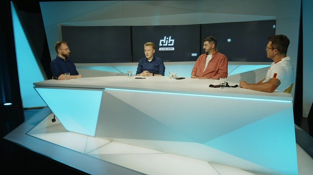 "Do jednej bramki" NA ŻYWO w każdy poniedziałek o godz. 12.00 w Interii oraz na  Polsat BOX Go .
W tekście zawarto link serwisu partnerskiego.
