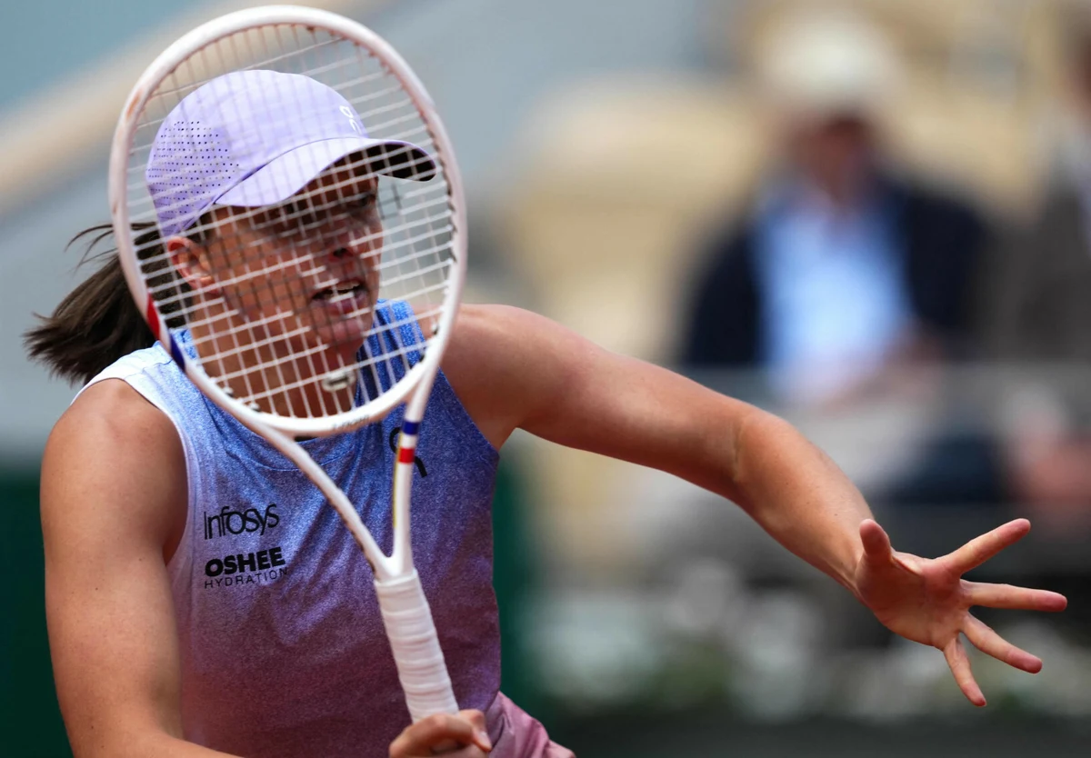 Iga Świątek wygrała swój pierwszy mecz na tegorocznym French Open. Polka ograła Słowaczkę Rebeccę Sramkovą 6:3, 6:3.