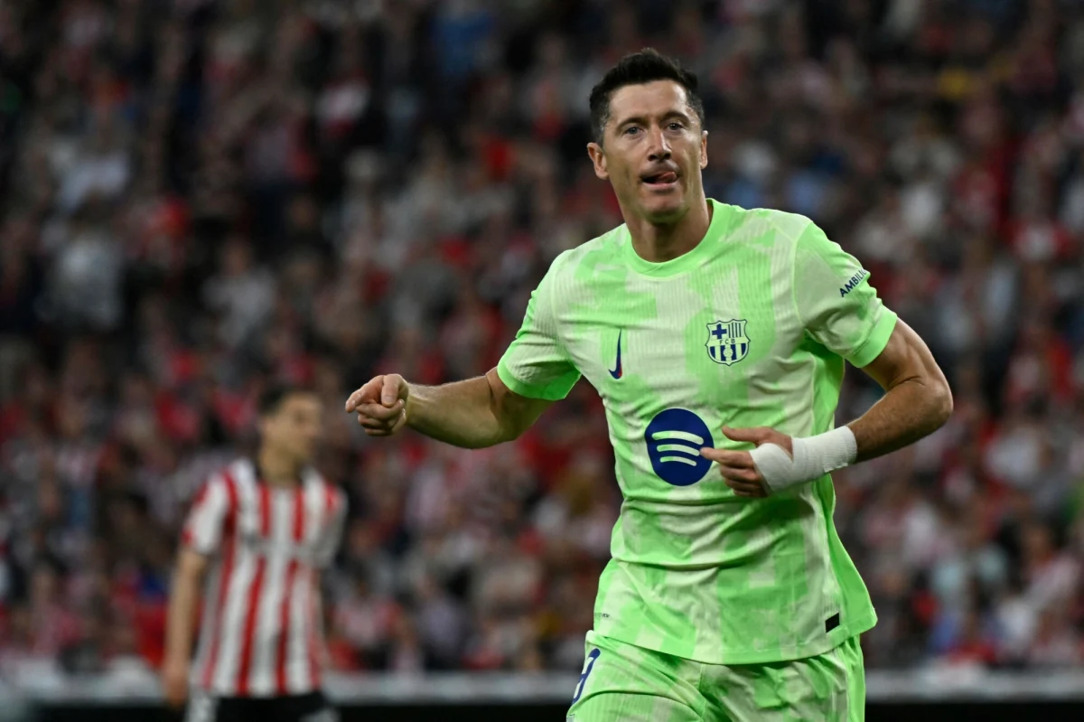 Robert Lewandowski nie weźmie udziału w czerwcowym zgrupowaniu piłkarskiej reprezentacji Polski. Kapitan Biało-Czerwonych swoją decyzję uargumentował "okolicznościami" oraz "natężeniem sezonu klubowego".