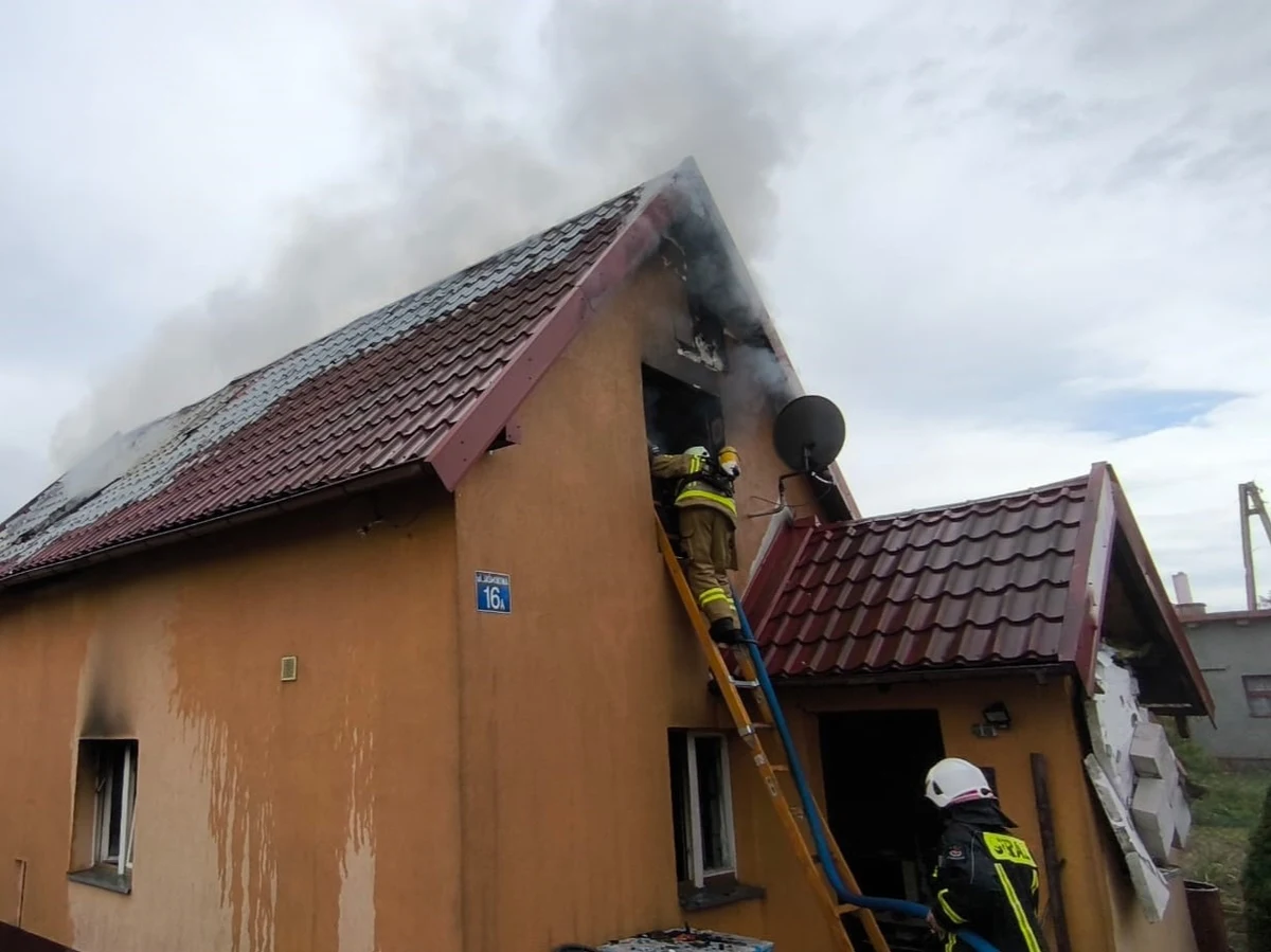 Jedna osoba trafiła do szpitala po wybuchu kuchenki gazowej w domu jednorodzinnym w Stawigudzie koło Olsztyna w województwie warmińsko-mazurskim. To 68-letnia kobieta, która doznała poparzeń twarzy i dłoni.