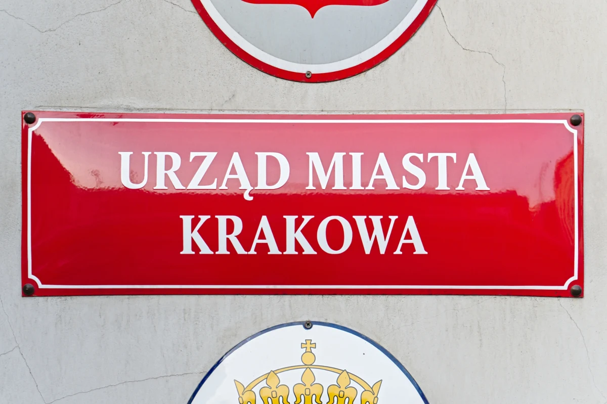 Pracownicy Urzędu Miasta Krakowa otrzymają 2 tys. zł brutto dodatku okolicznościowego z okazji przypadającego 27 maja Dnia Samorządu Terytorialnego. To jednak nie koniec dobrych wiadomości - od lipca urzędnicy mogą liczyć na podwyżkę wynagrodzenia o 700 zł brutto, a od stycznia 2026 roku - o kolejne 300 zł.