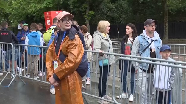 Fani tenisa z całego świata zgromadzili się w niedzielę w Paryżu, by śledzić pierwszy dzień rywalizacji na French Open.

Poranek rozpoczął się deszczowo, ale gdy bramy kompleksu Rolanda Garrosa zostały otwarte, zza chmur zaczęło przebijać się słońce.

Tegoroczna edycja Roland Garros potrwa do 8 czerwca.
