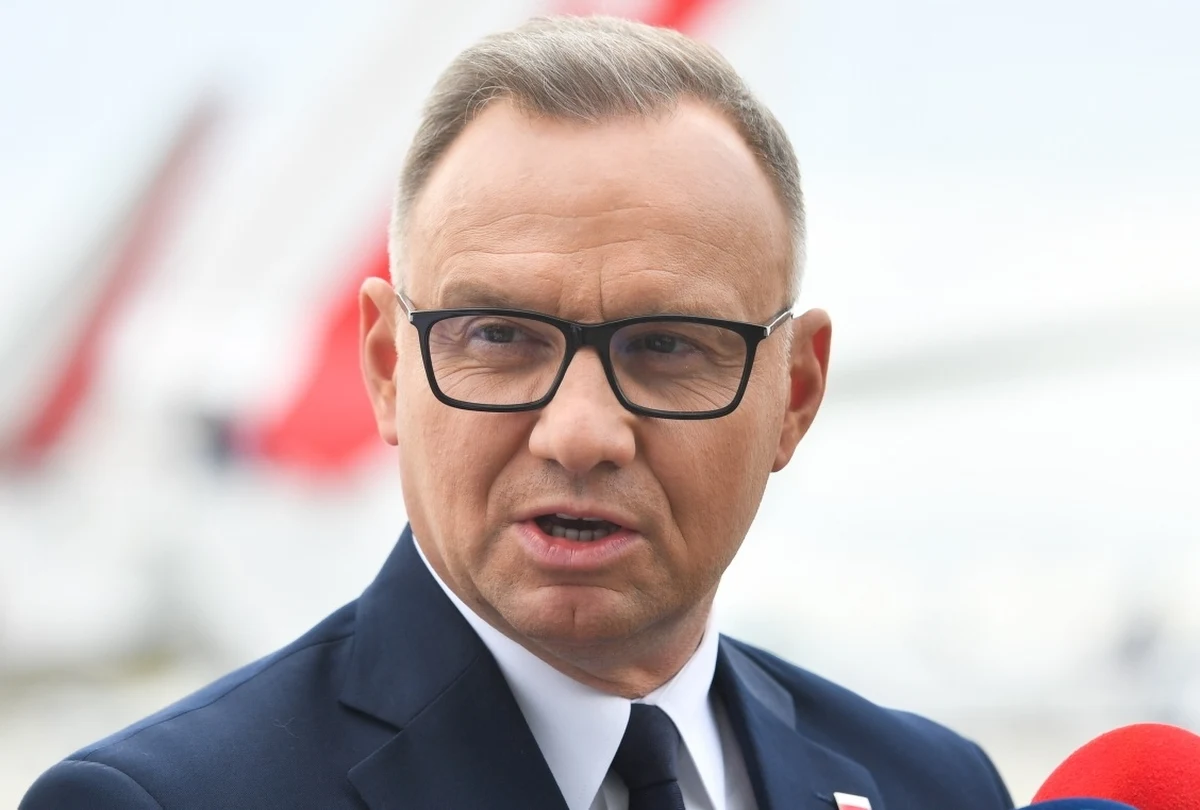 "Ohydne praktyki, które były stosowane także wobec mnie w kampanii prezydenckiej, to bandyckie metody" - w ten sposób prezydent Andrzej Duda skomentował ostatnie doniesienia mediów w sprawie Karola Nawrockiego. Dotyczą one rzekomego sprowadzania prostytutek dla gości w czasach, gdy kandydat na prezydenta popierany przez PiS był ochroniarzem w sopockim Grand Hotelu. Nawrocki już zapowiedział, że pozwie Onet.