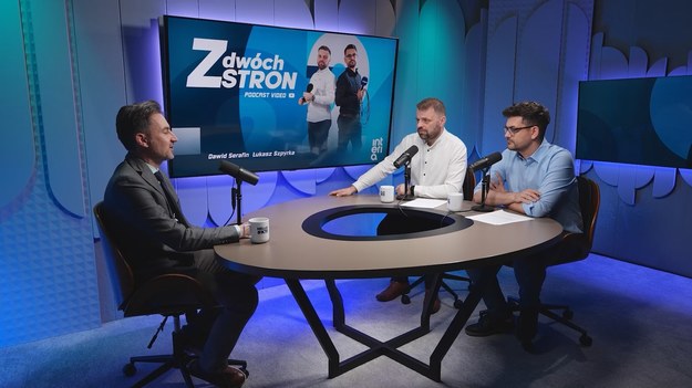 Czy to już ostatnia taka kampania, gdzie dwa wielkie obozy PiS i PO dominują na politycznej scenie? A może to ostatnia taka kampania, w której ważną rolę odgrywają media tradycyjne? Czy po drugiej turze wyborów prezydenckich Polsce grozi kolejny kryzys konstytucyjny? I najważniejsze: kto ma większe szanse na zwycięstwo – Rafał Trzaskowski czy Karol Nawrocki? 
Dr Jacek Sokołowski, autor głośnej książki „Transnaród. Polacy w poszukiwaniu politycznej formy” wspólnie z dziennikarzami Dawidem Serafinem i Łukaszem Szpyrka zastanawiają się, jak potoczy się druga tura wyborów. Politolog z Uniwersytetu Jagiellońskiego był kolejnym gościem odcinka podcastu „Z dwóch stron”. Zapraszamy!