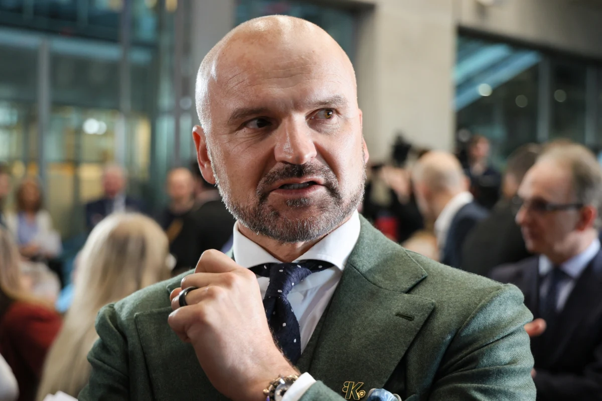 Przewoźnicy pracujący dla firmy InPost napisali list do prezesa tej firmy Rafała Brzoski - przekazała "Gazeta Wyborcza". Mają dość działań centrali. Twierdzą, że InPost zmusza ich do podpisywania nowych umów na niekorzystnych warunkach. 