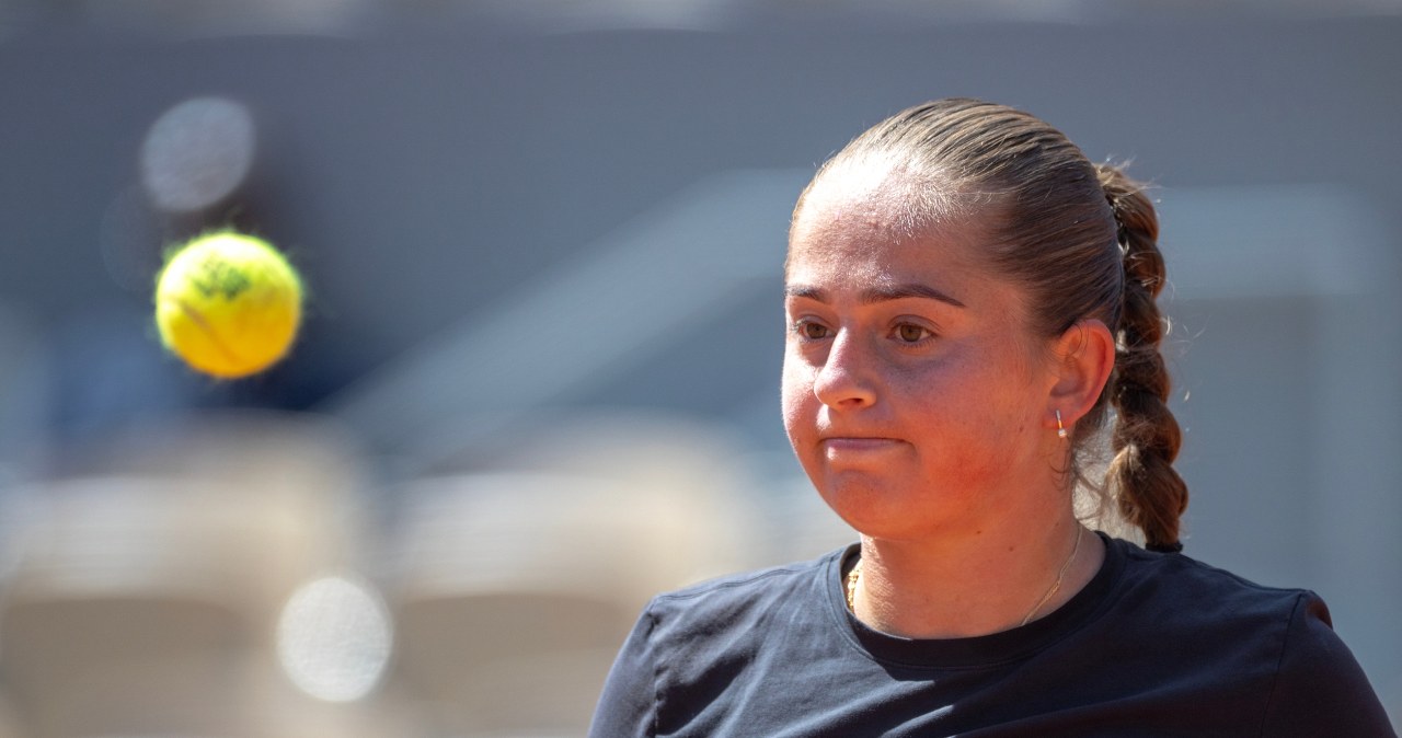 5:2 dla Ostapenko, włączył się tryb samodestrukcji. Trzysetowy bój "Zmory" Świątek