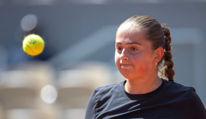 5:2 dla Ostapenko, włączył się tryb samodestrukcji. Trzysetowy bój "Zmory" Świątek