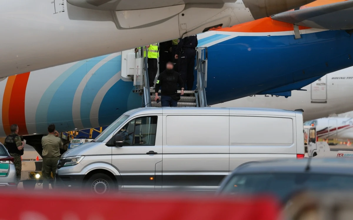 W Warszawie wylądował rejsowy samolot z Dubaju, na pokładzie którego miał znajdować się konwojowany przez funkcjonariuszy Sebastian M. Mężczyzna jest podejrzany o spowodowanie wypadku na autostradzie A1 w Łódzkiem, w którym zginęła trzyosobowa rodzina.