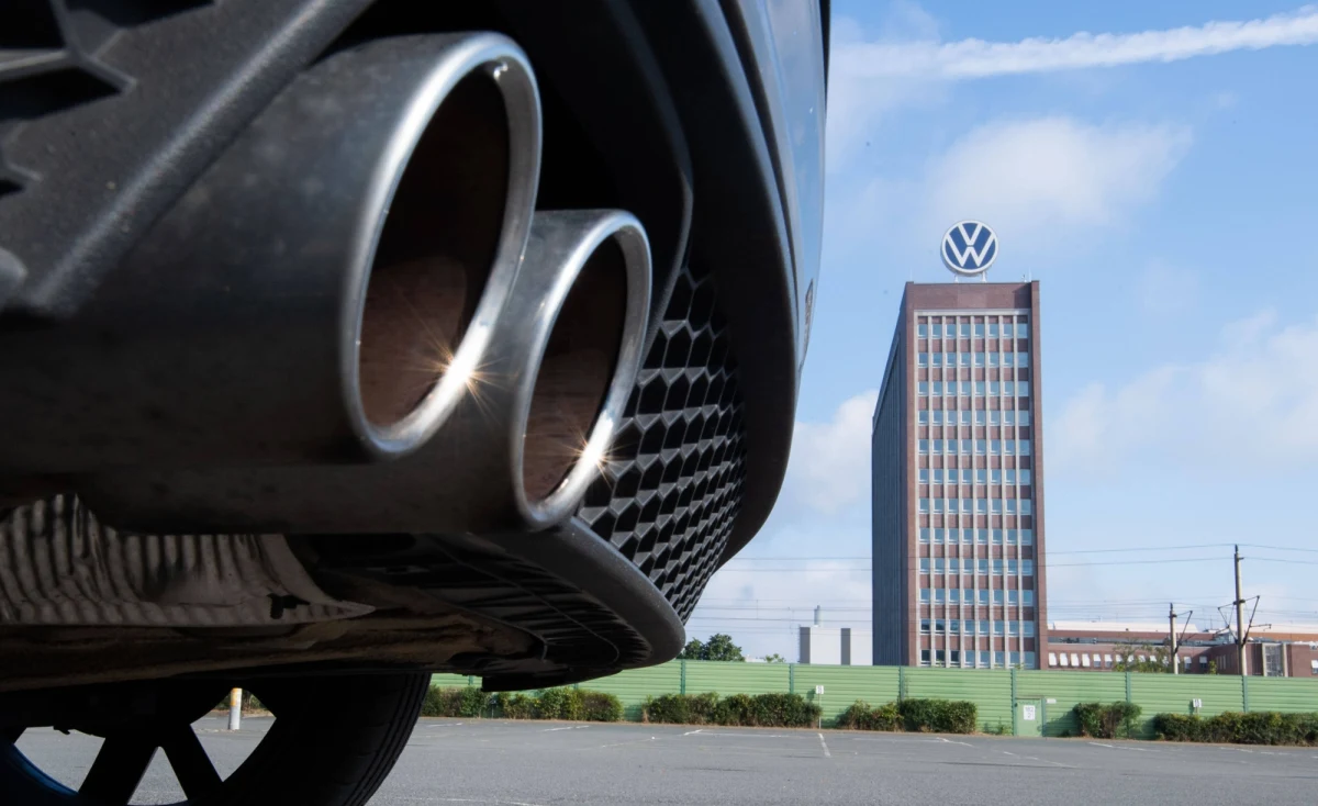 Sąd okręgowy w niemieckim Brunszwiku uznał czterech byłych menedżerów Volkswagena za winnych oszustwa. Chodzi o tzw. aferę dieselgate, która wybuchła w 2015 r. Obrona zapowiedziała już apelację od wyroku. 