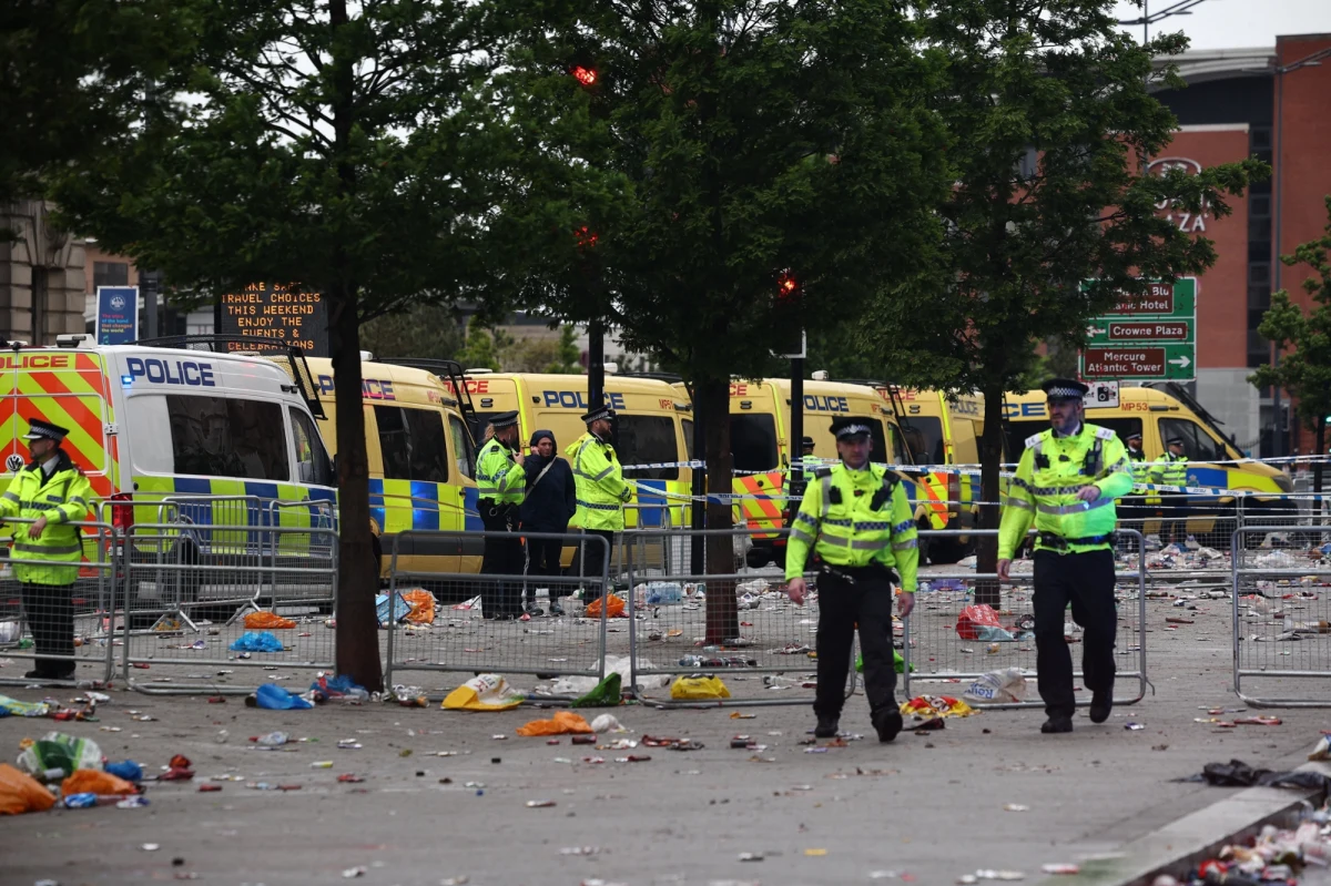 W Liverpoolu rozpędzone auto wjechało w tłum ludzi - poinformowała brytyjska policja. Doszło do tego podczas świętowania zdobycia przez FC Liverpool tytułu mistrza Anglii. Sprawcę zatrzymano. Są osoby ranne. Służby ustalają okoliczności zdarzenia.