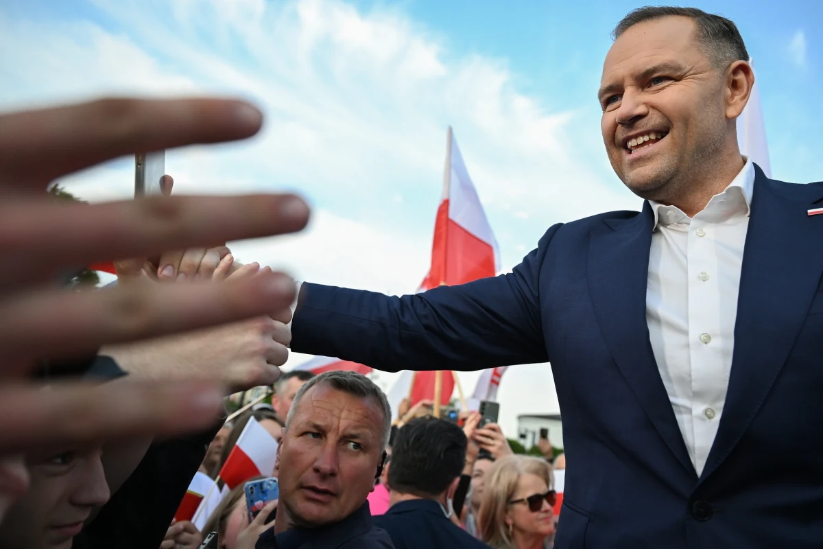 "Naród się buntuje, a ja tylko stoję na czele tego społecznego buntu, będąc waszym głosem" – powiedział w Janowie Lubelskim popierany przez Prawo i Sprawiedliwość kandydat na prezydenta Karol Nawrocki. Zapewniał też zgromadzonych, że jest jednym z nich.