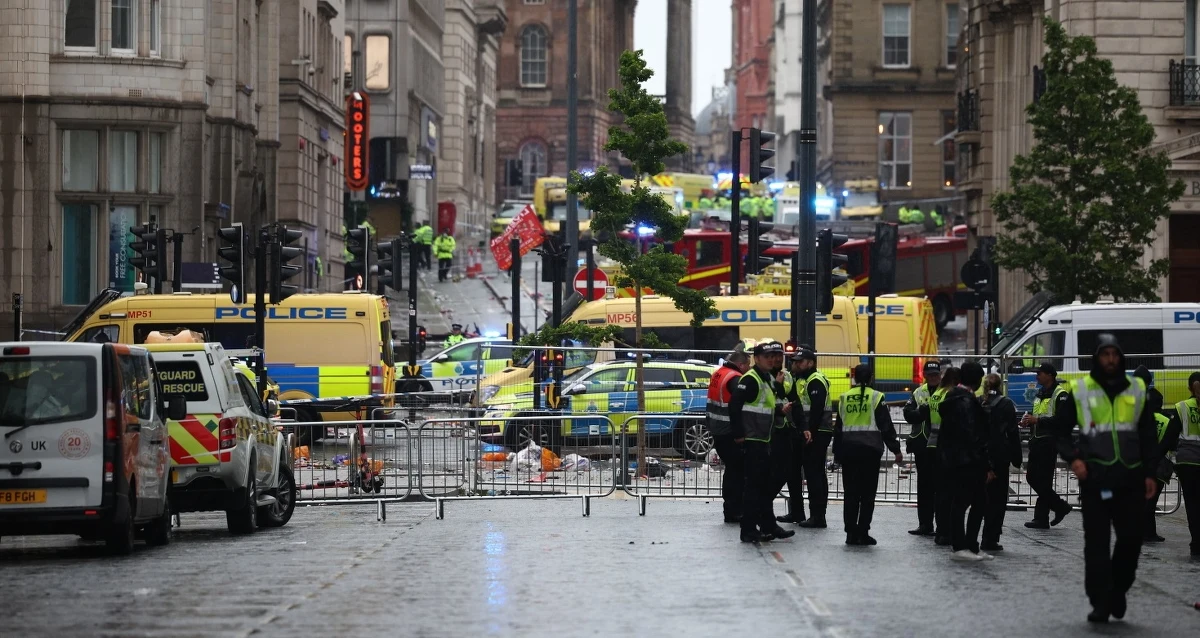 27 osób trafiło do szpitali, a 20 opatrzono na miejscu po tym, jak w poniedziałkowy wieczór samochód wjechał w tłum w centrum Liverpoolu. Wiadomo, że wśród poszkodowanych są dzieci. Policja zatrzymała 53-letniego białego Brytyjczyka, który według jej ustaleń siedział za kierownicą. Na konferencji prasowej podkreślono, że ten incydent nie został uznany za atak terrorystyczny. 
