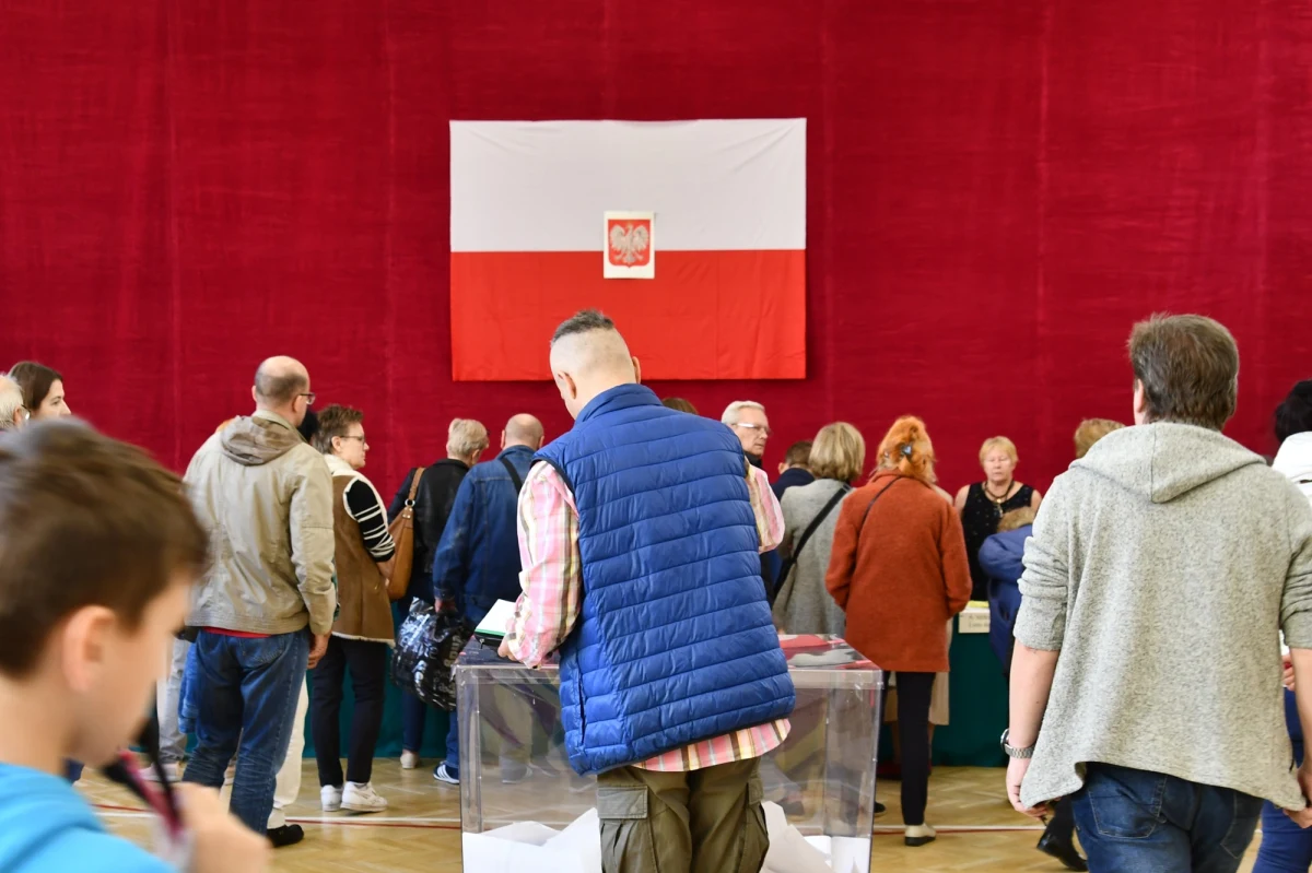 Chcesz zagłosować poza swoim obwodem w II turze wyborów prezydenckich? Musisz się spieszyć. To już ostatni moment dla wyborców, by złożyć wnioski umożliwiające głosowanie poza obwodem głosowania czy skorzystanie z bezpłatnego transportu do lokalu wyborczego. Sprawdź, co należy zrobić, aby w pełni wykorzystać swoje prawo wyborcze.